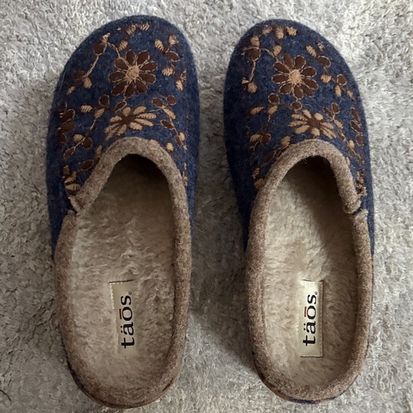 Taos Footwear Navy and Brown Floral Slippers - Picture 2 of 6